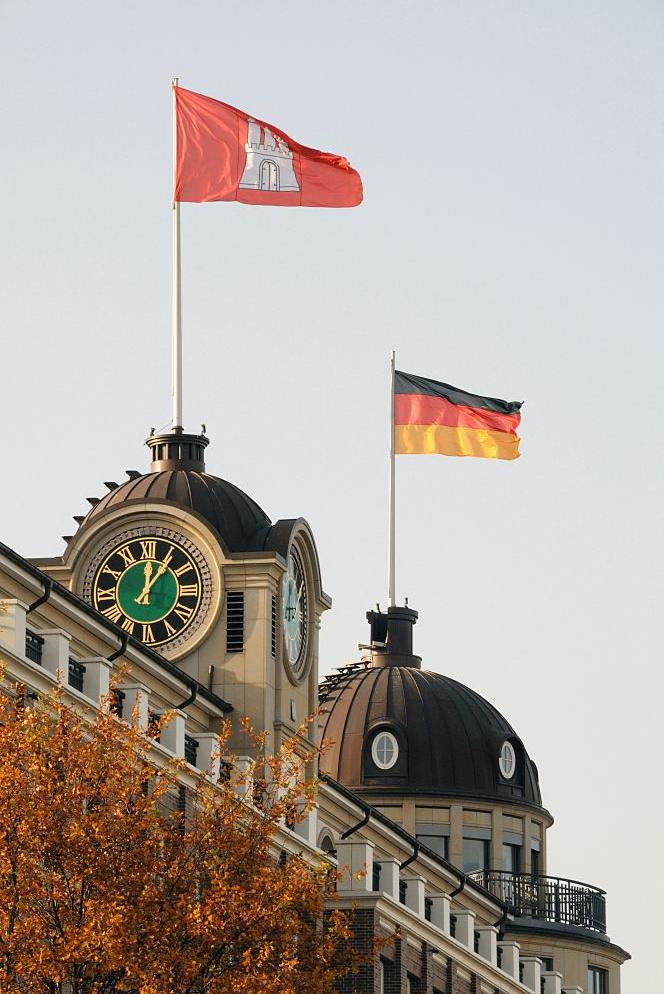 3389_3341 Hamburgfahne und Deutschlandflagge auf dem Störtebekerhaus | Flaggen und Wappen in der Hansestadt Hamburg